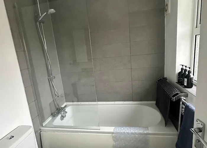 3 Bedroom House, Stones Throw From Smh Semesterbostad Bristol