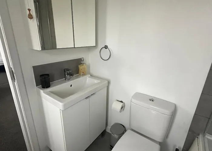 3 Bedroom House, Stones Throw From Smh