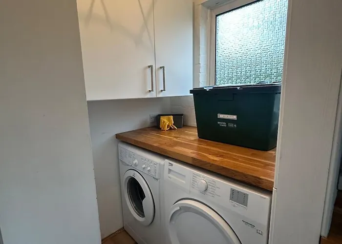 3 Bedroom House, Stones Throw From Smh Semesterbostad Bristol