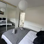 3 Bedroom House, Stones Throw From Smh