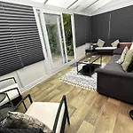 Holiday home 3 Bedroom House, Stones Throw From Smh *