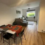 3 Bedroom House, Stones Throw From Smh Holiday home *