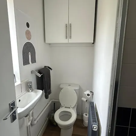 3 Bedroom House, Stones Throw From Smh