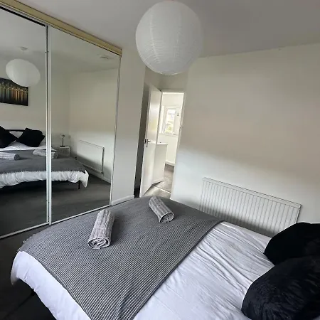 3 Bedroom House, Stones Throw From Smh