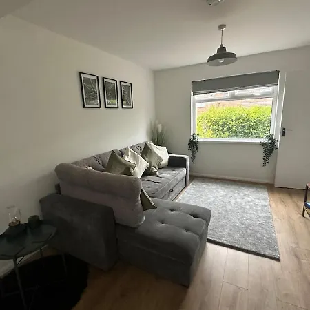 3 Bedroom House, Stones Throw From Smh *