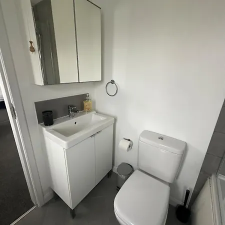 3 Bedroom House, Stones Throw From Smh