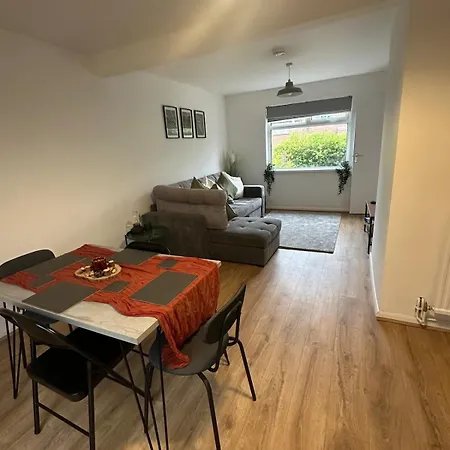 3 Bedroom House, Stones Throw From Smh Дом отдыха *
