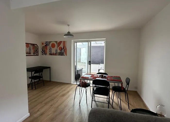 Prázdninový dům 3 Bedroom House, Stones Throw From Smh