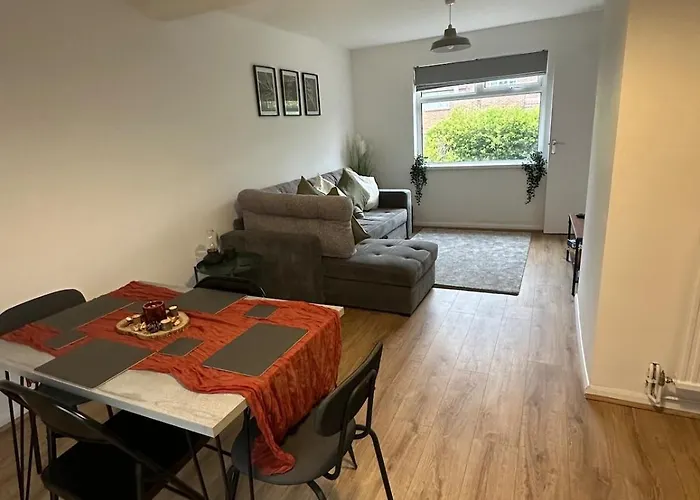 3 Bedroom House, Stones Throw From Smh Prázdninový dům *