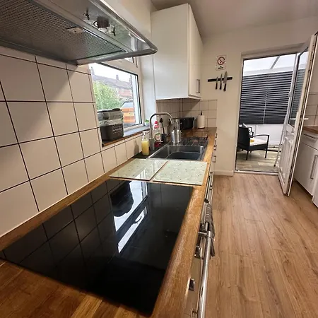 Будинок відпочинку 3 Bedroom House, Stones Throw From Smh *