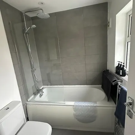 3 Bedroom House, Stones Throw From Smh Будинок відпочинку Бристоль