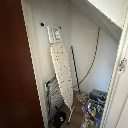 Будинок відпочинку 3 Bedroom House, Stones Throw From Smh