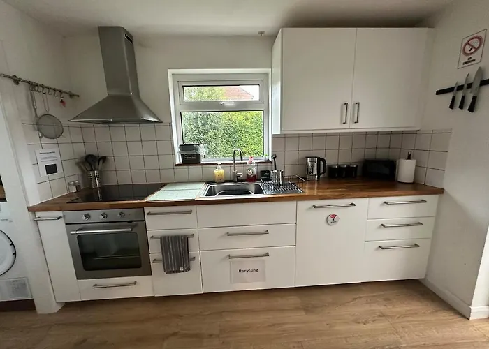 3 Bedroom House, Stones Throw From Smh * Bristol