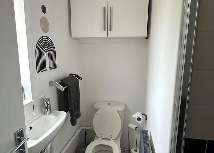 3 Bedroom House, Stones Throw From Smh