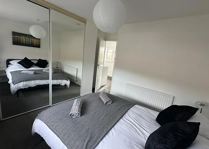 3 Bedroom House, Stones Throw From Smh