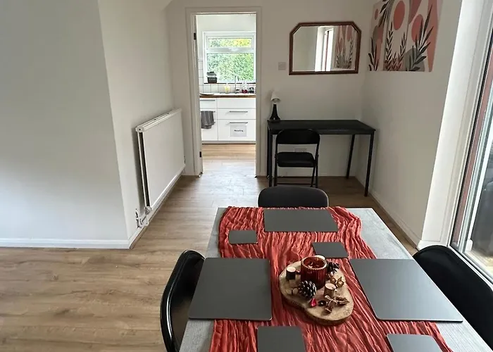 3 Bedroom House, Stones Throw From Smh Holiday home Bristol