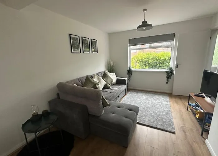 3 Bedroom House, Stones Throw From Smh *