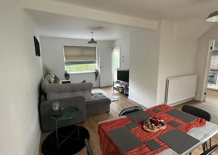 3 Bedroom House, Stones Throw From Smh بريستول